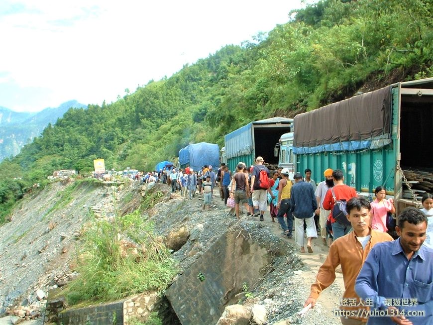 奇旺國家公園 尼泊爾到印度旅遊【暖心文】驚奇又難忘的旅程! - 第1張圖 尼泊爾到印度旅遊 前往山路遇到落石坍方