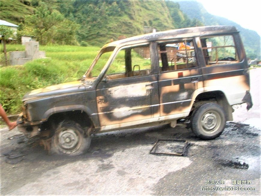 尼泊爾治安 ? 尼泊爾內戰   尼泊爾高山健行沿途 遇內戰被炸毀車輛
