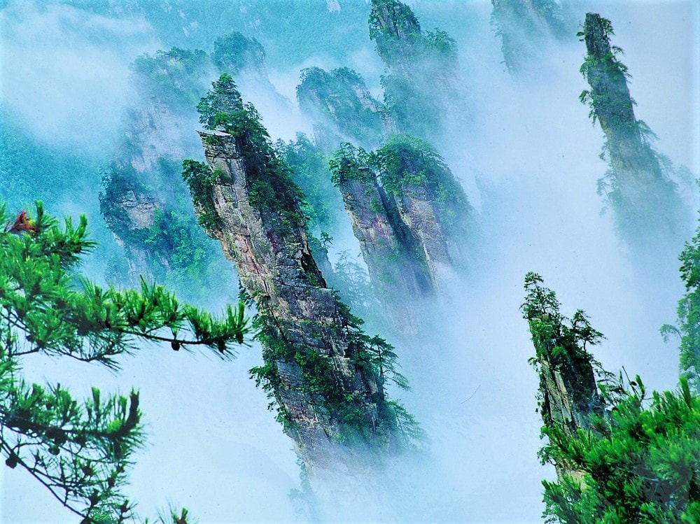 科幻場景😱原來科幻電影中的外星人場景竟然在這拍!世界上5處如【外星球般神奇絕美景點】! - 第17張圖 外星人科幻電影《阿凡達》的飄浮空中群山場景 中國 張家界