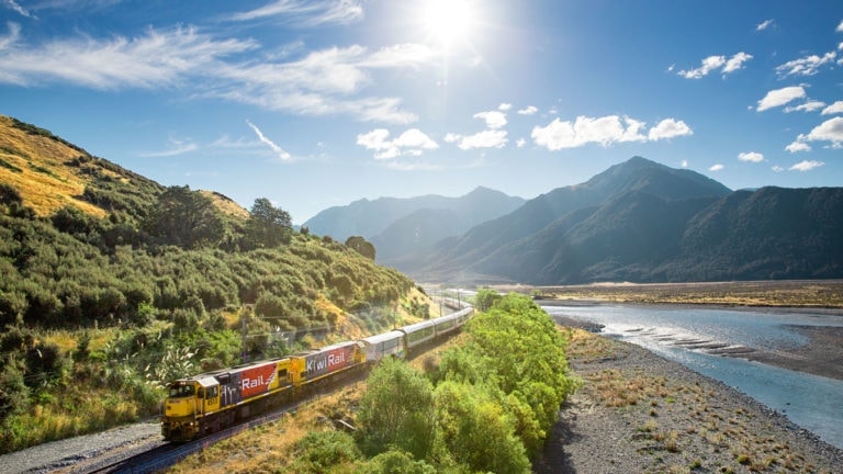 火車旅遊推薦❤️10條【世界最美火車旅行路線】你搭過幾條?!(一) - 第7張圖 火車旅遊推薦 火車旅行推薦 火車旅行一日遊 世界火車之旅 世界最美火車旅行路線 最美火車鐵道旅行 歐洲火車之旅 中國最美鐵路 鐵路旅行 坐火車旅遊 搭火車旅行