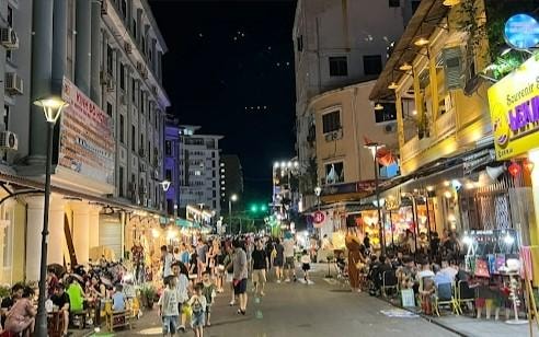 越南順化自由行 順化皇城古城 順化住宿 順化河粉美食 順化交通相關資訊分享👍 - 第13張圖 順化夜市步行街