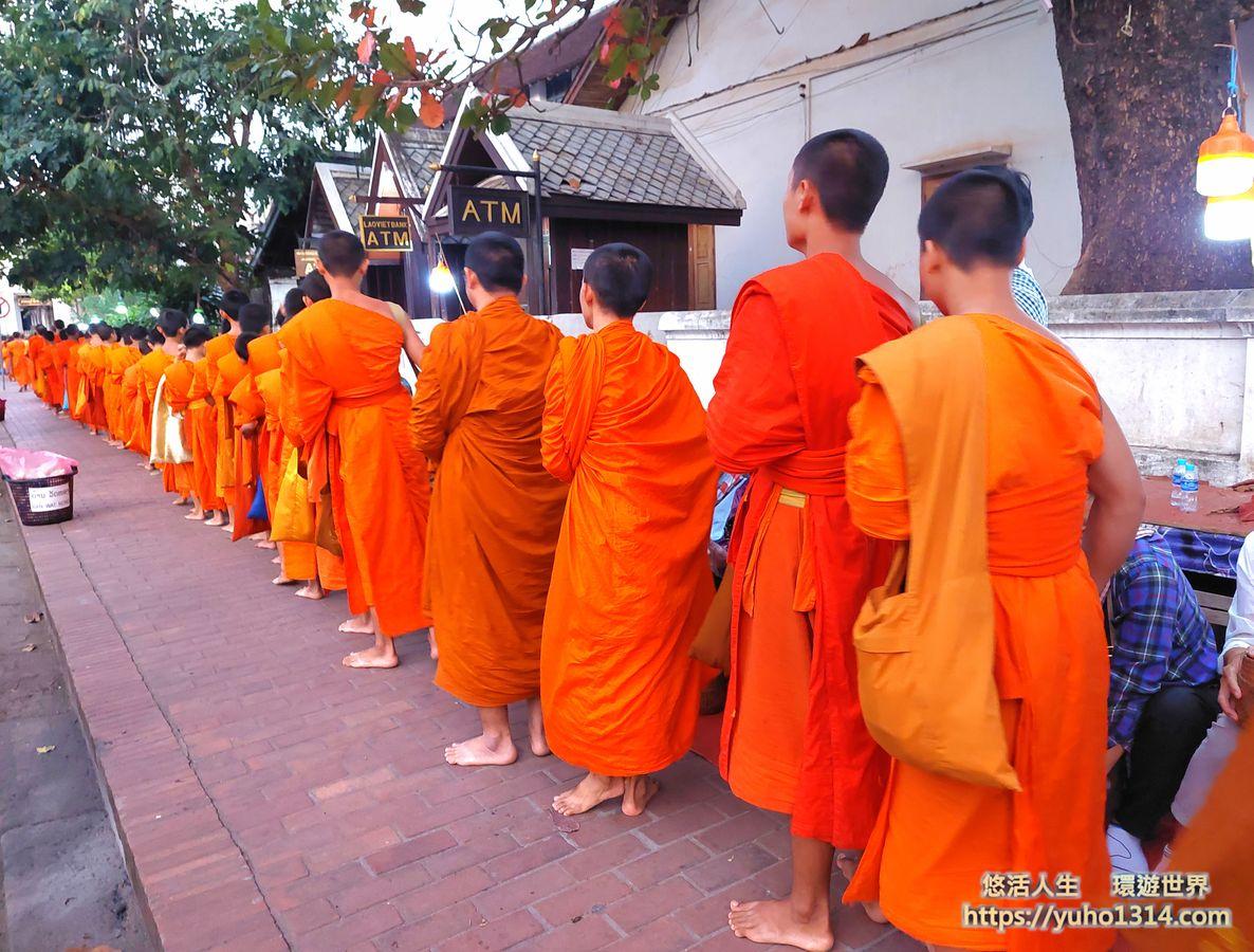寮國龍坡邦 景點旅遊❤️Luang Prabang交通住宿美食自由行推薦!(含龍坡邦布施) - 第22張圖 龍坡邦布施