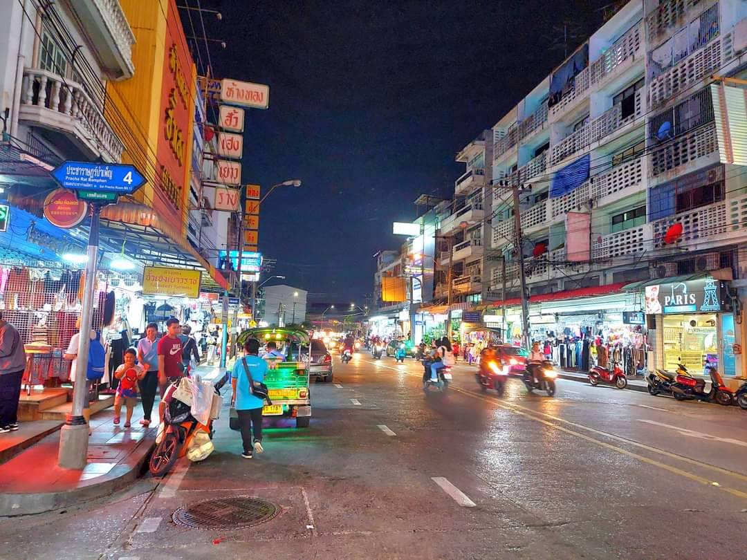 曼谷夜市推薦2025❤️精選10處泰國曼谷夜市 當地人去人氣特色在地夜市(另10處曼谷觀光夜市) - 第1張圖 曼谷輝煌夜市 Huai Khwang 匯狂夜市