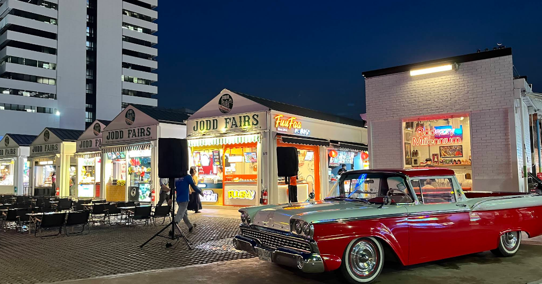 【曼谷夜市推薦2026】❤️10大必去排名與交通攻略:捷運直達vs在地人私房夜市 (含60萬人次地圖)(含已歇業避雷清單) - 第1張圖 曼谷夜市必去 曼谷夜市推薦 Jodd Fairs 喬德夜市