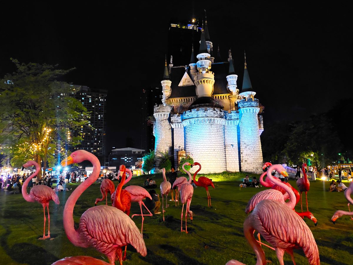 【曼谷夜市推薦2026】❤️10大必去排名與交通攻略:捷運直達vs在地人私房夜市 (含60萬人次地圖)(含已歇業避雷清單) - 第2張圖 喬德夜市2.0 曼谷夜市推薦Jodd Fairs DanNeramit (神奇之地) 2026 打卡新地標