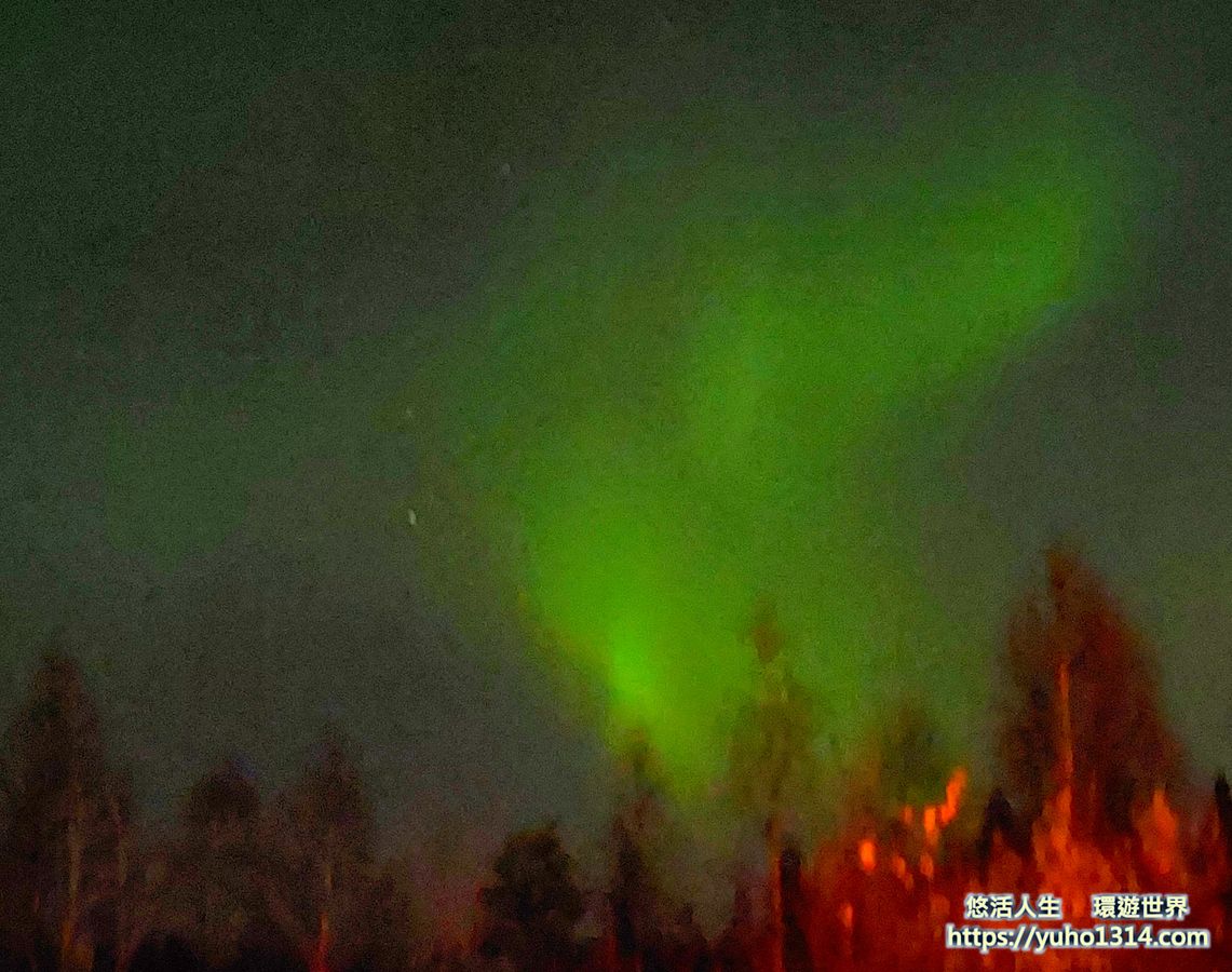 芬蘭羅瓦涅米聖誕老人渡假村木屋門口附近拍到的綠色極光