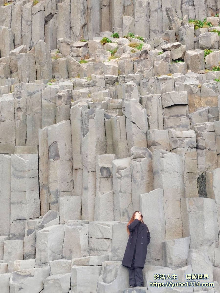 冰島黑沙灘玄武岩壁