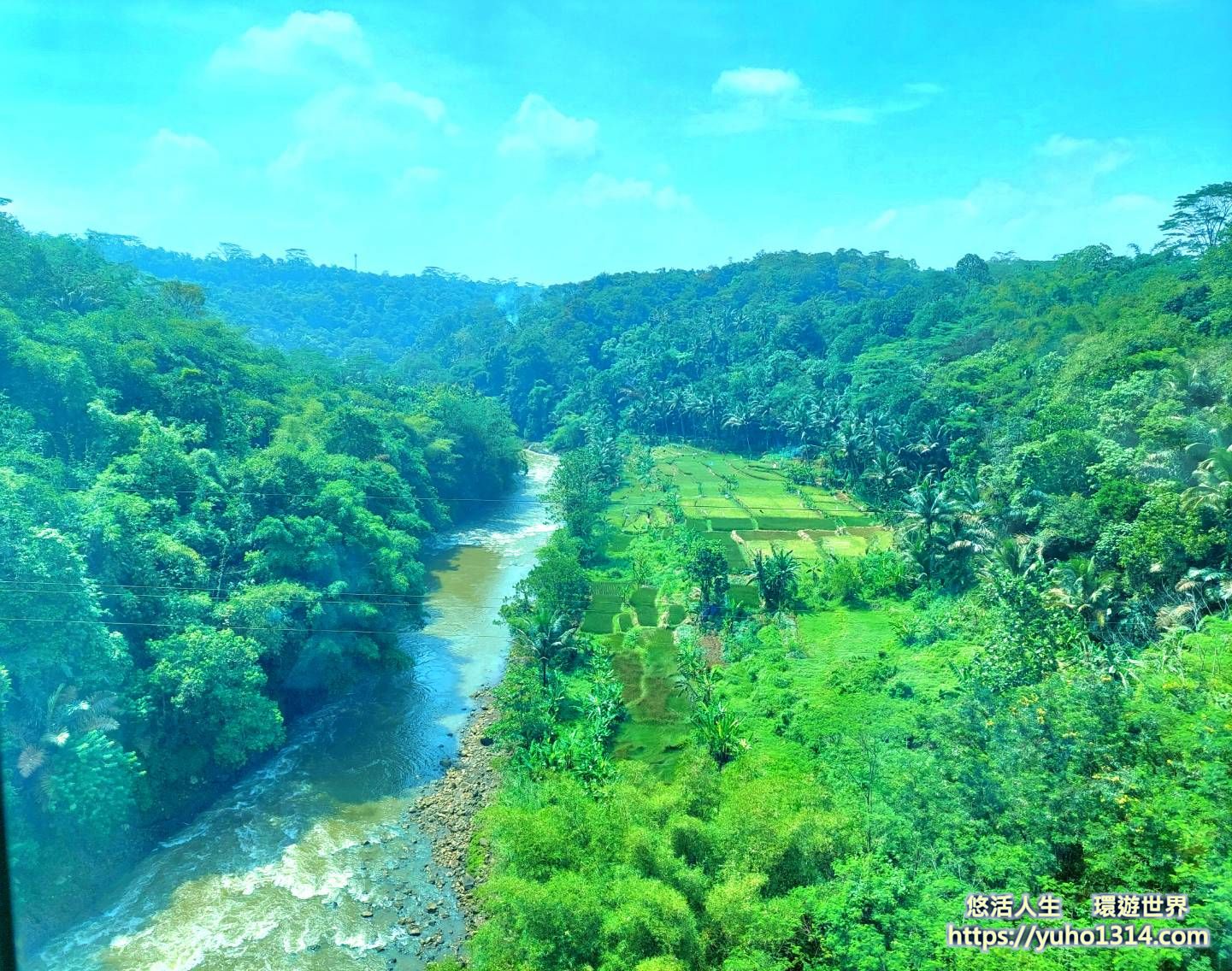 【2026印尼自由行】37天爪哇島到峇里島大縱走旅遊!5萬台幣全包行程攻略 - 第15張圖 印尼最美景觀列車 KA Argo Wilis外部風景實拍