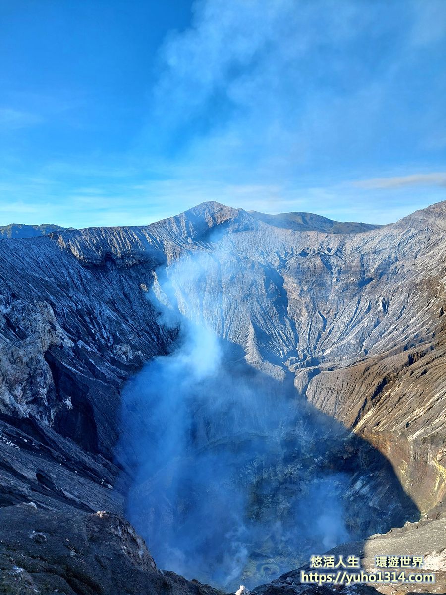 【2026布羅莫火山】Bromo日出吉普車旅行!免跟團自由行交通與住宿攻略 - 第20張圖 爬布羅莫火山看火山口