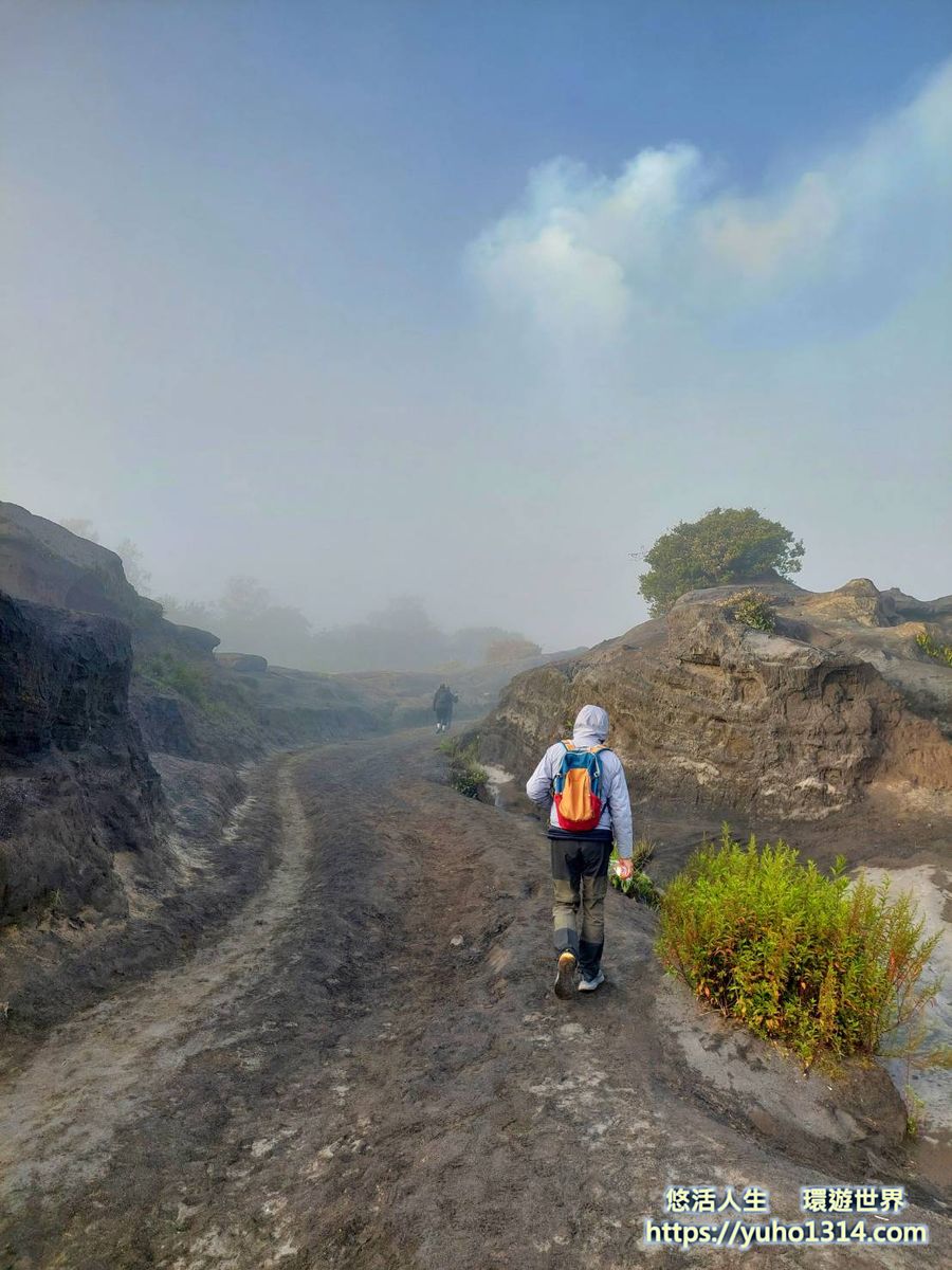 【2026布羅莫火山】Bromo日出吉普車旅行!免跟團自由行交通與住宿攻略 - 第11張圖 爬布羅莫火山看火山口