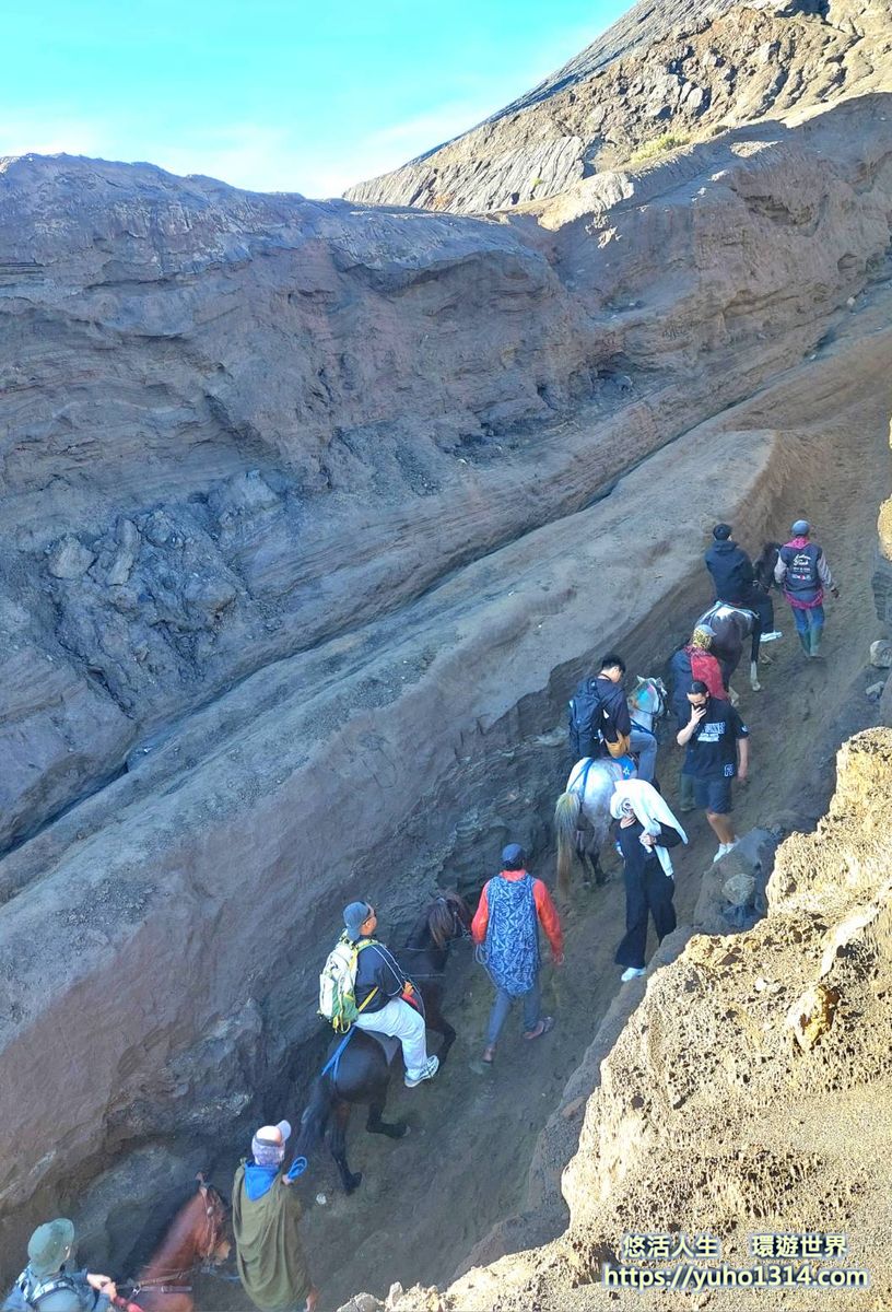 【2026布羅莫火山】Bromo日出吉普車旅行!免跟團自由行交通與住宿攻略 - 第12張圖 騎瑪爬布羅莫火山看火山口