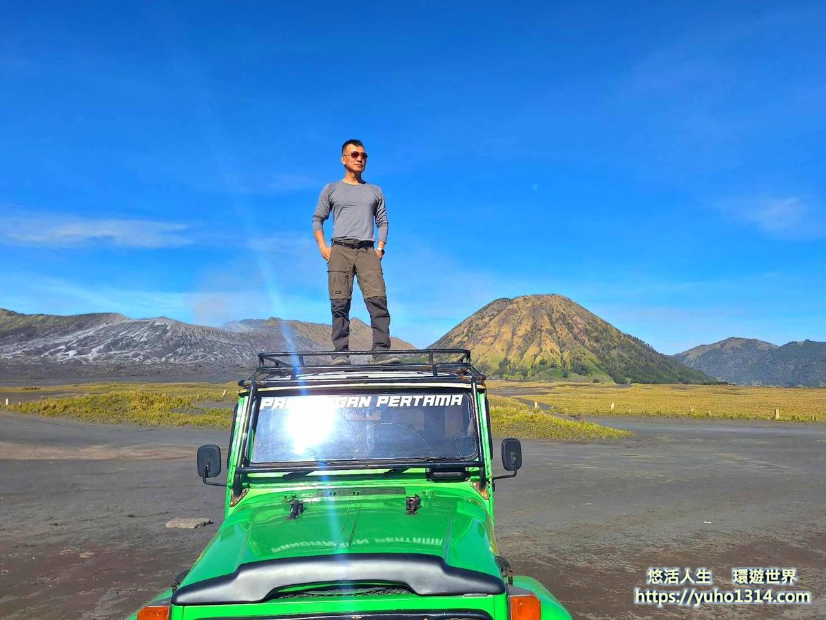 【2026布羅莫火山】Bromo日出吉普車旅行!免跟團自由行交通與住宿攻略 - 第21張圖 吉普車穿越布羅莫火山沙海拍照